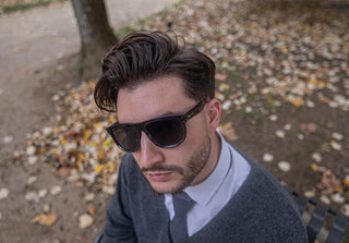 Homme portant des lunettes de soleil ELYONEL en gros plan, style élégant et moderne.