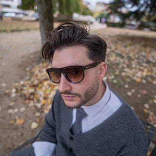 Homme portant les lunettes de soleil carrées Elyonel en acétate marron, style élégant avec gilet gris."